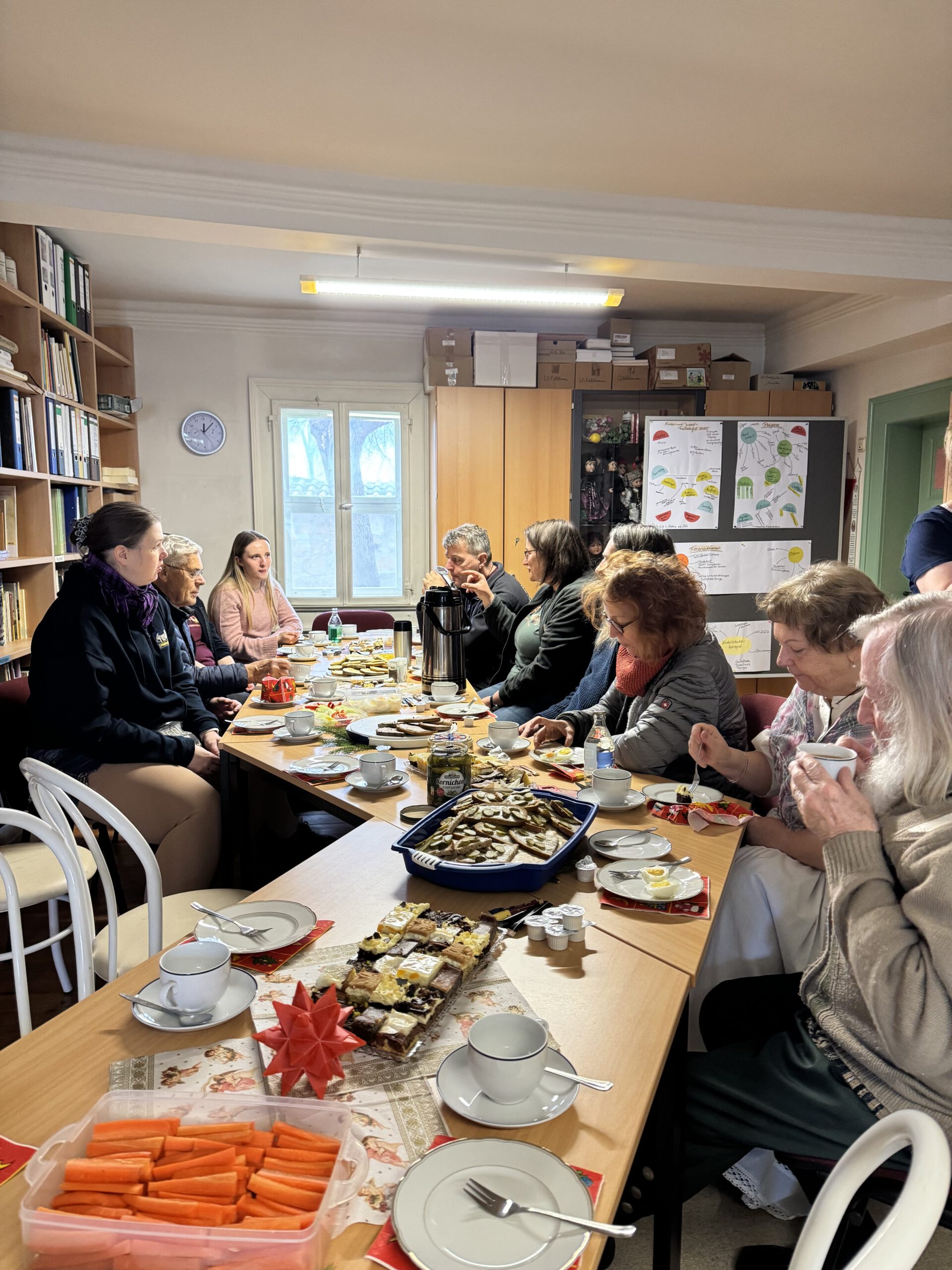 Gefüllte Tische gab es für Gäste wie Musiker