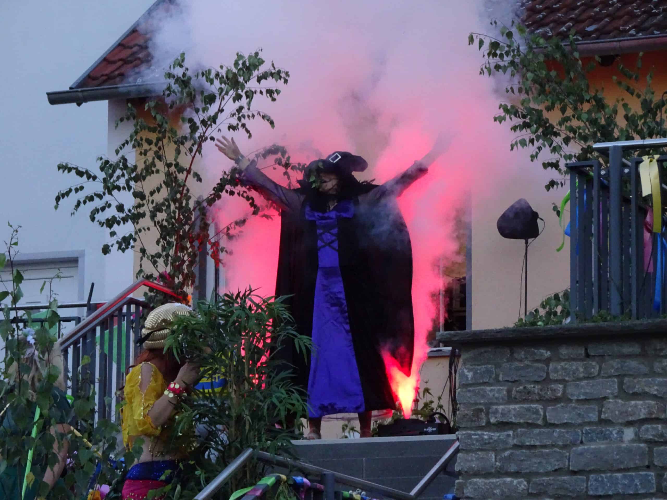 Das Theaterstück "Der verzauberte Mittsommerkranz" auf den Schwabhäuser Domtreppen