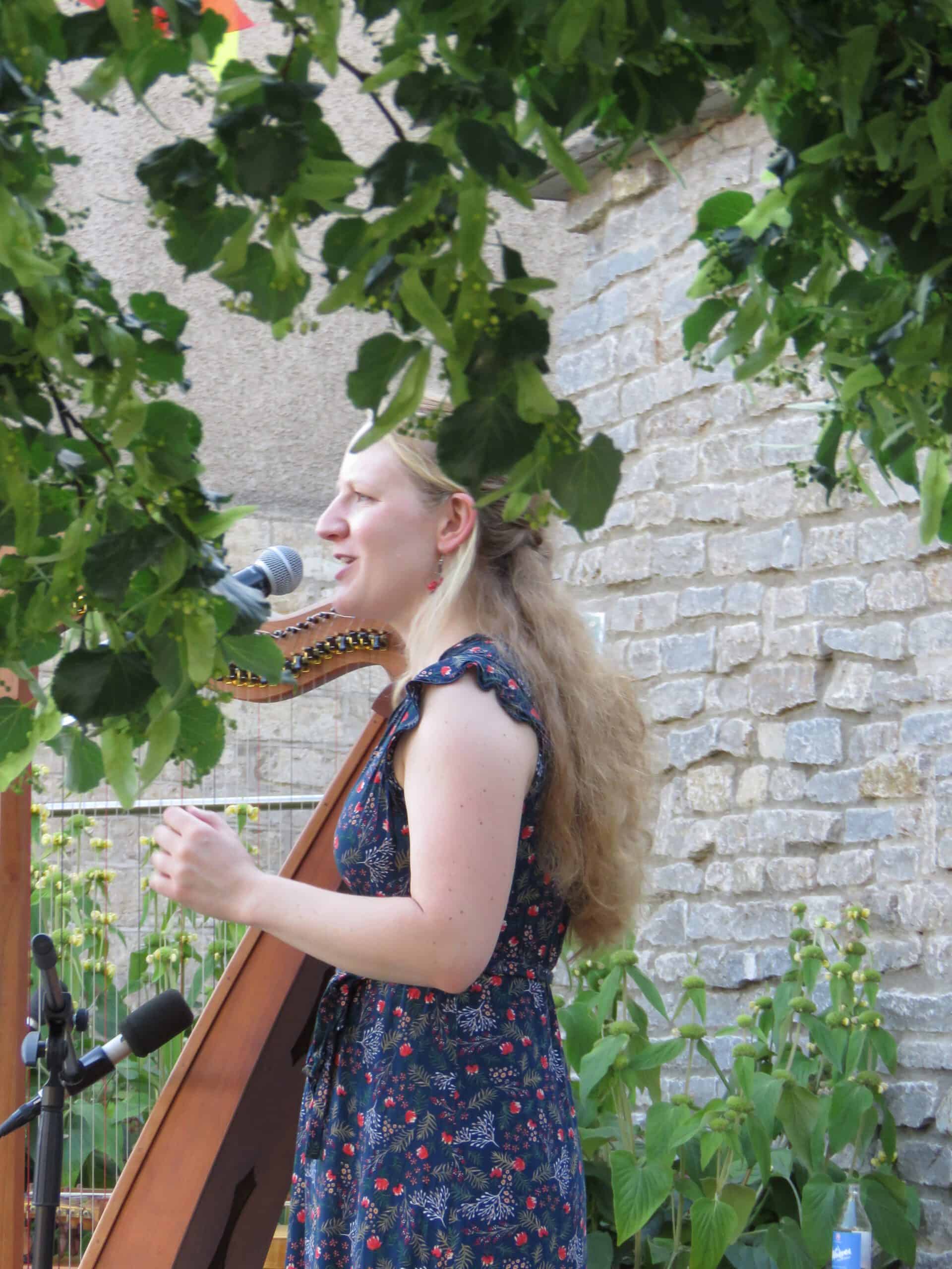 Daniela Heiderich an der Harfe