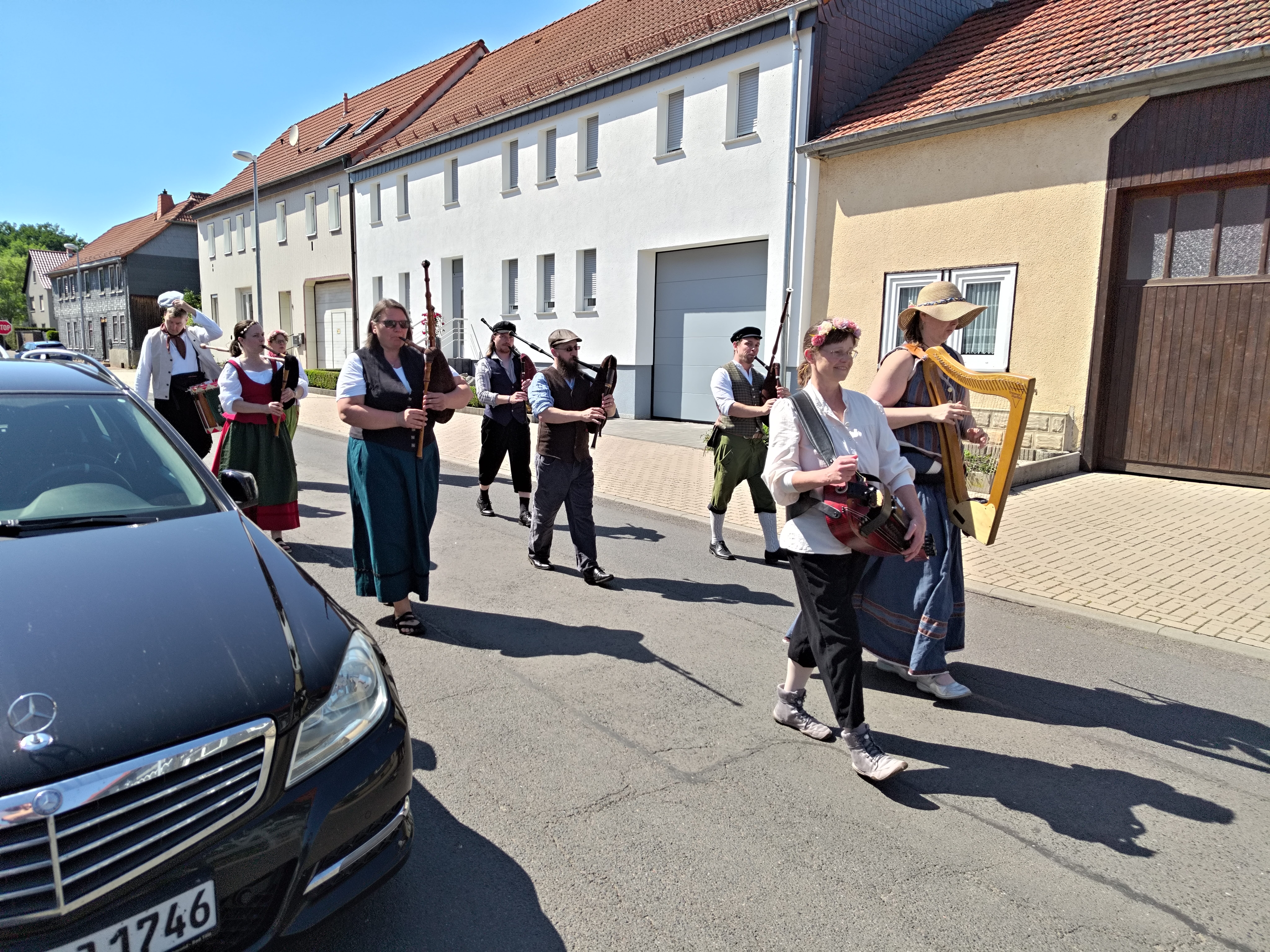 Die Wechmarer Mühlenpfeiffer bei einem Umzug mit Instrumenten