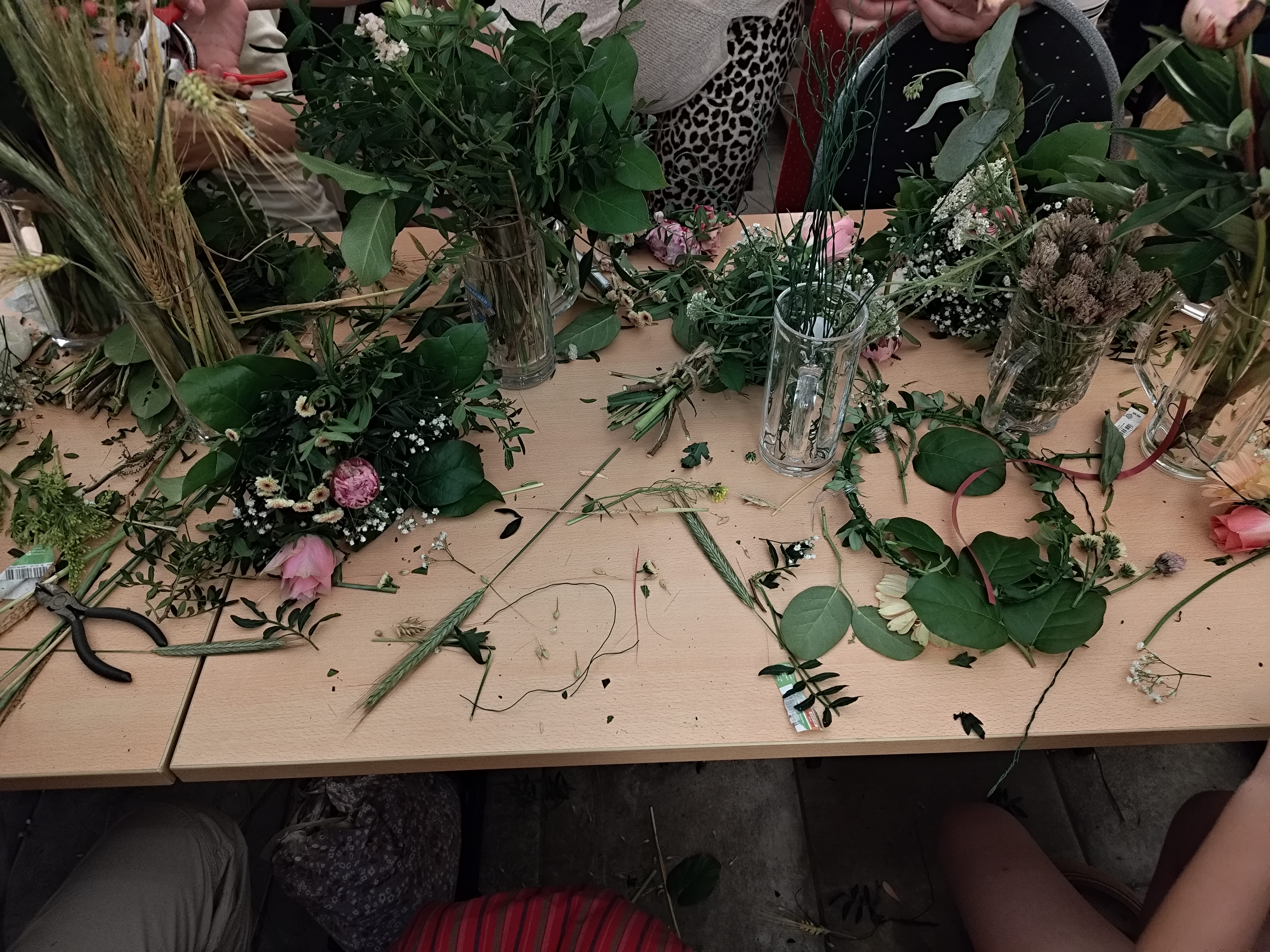 Blumen und Stängel liegen zum Kranzbinden bereit