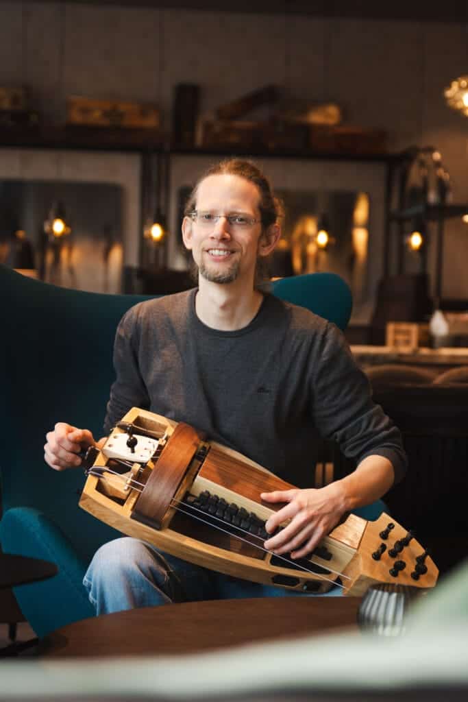 Alex Zwingmann mit seiner Drehleier